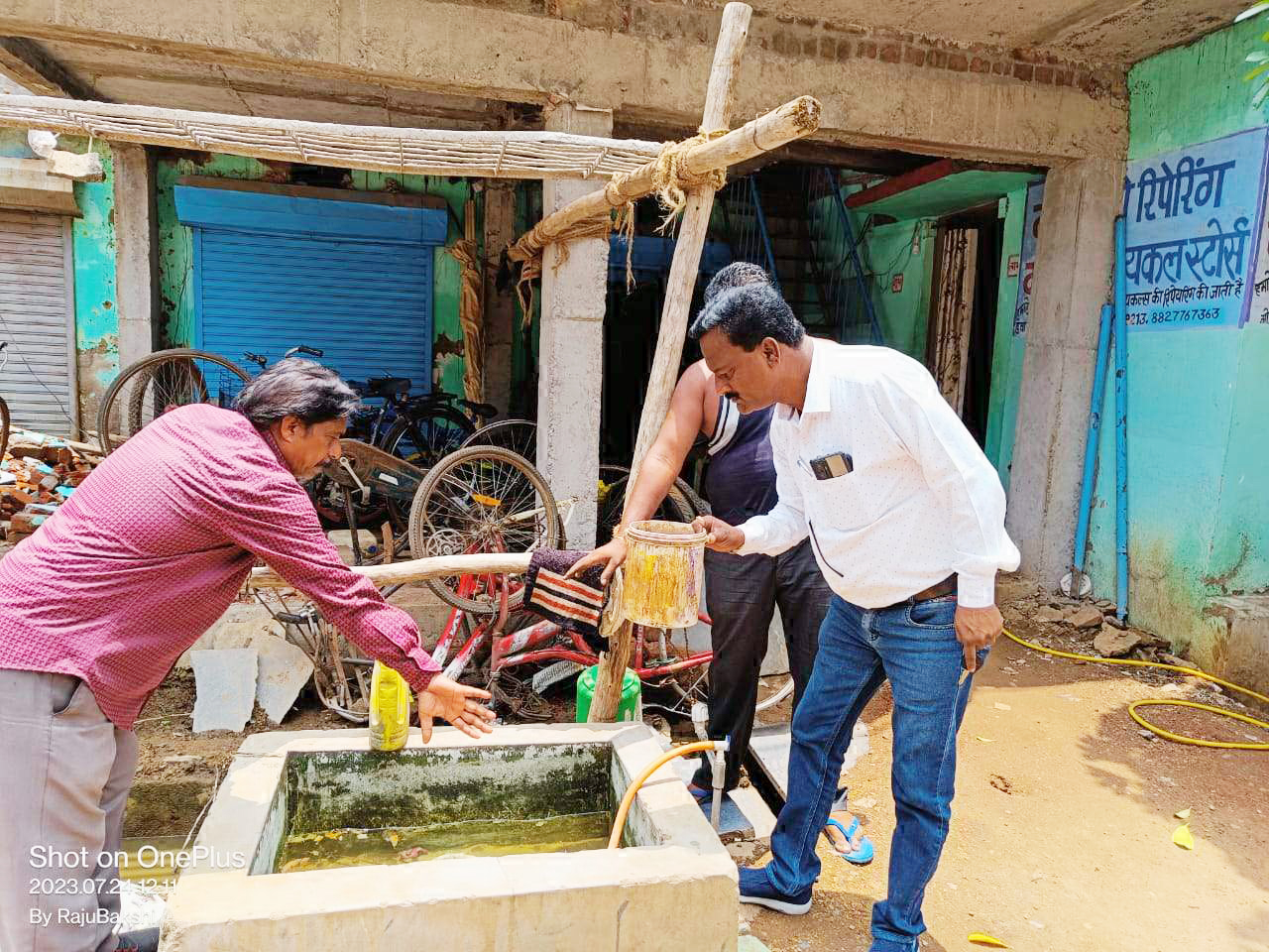 पानी टंकी में डेंगू के लार्वा की जांच व पुराने टायर में भरे पानी को निगम ने कराया खाली