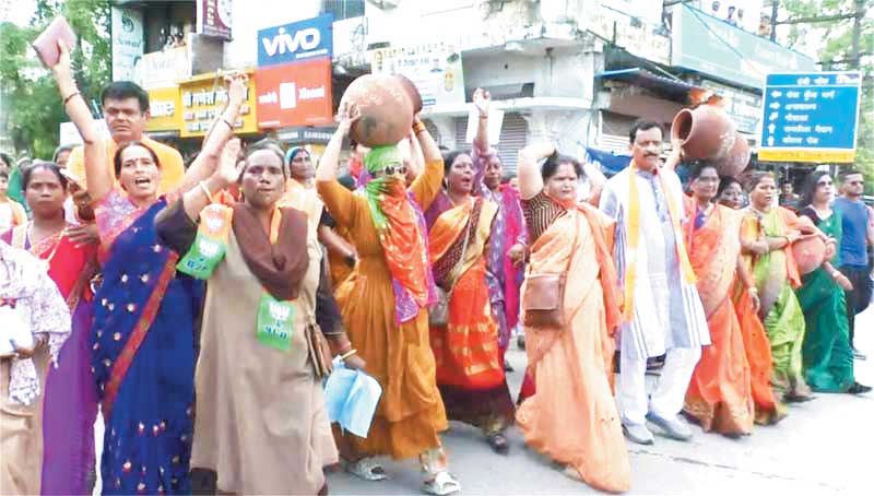 मूलभूत समस्याओं पर भाजपाईयों ने घेरा निगम कार्यालय