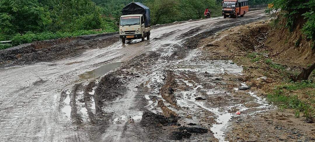 एक माह पहले बनाये डामरीकृत डायवर्सन गड्ढों में तब्दील, दलदल में फंस रहे वाहन