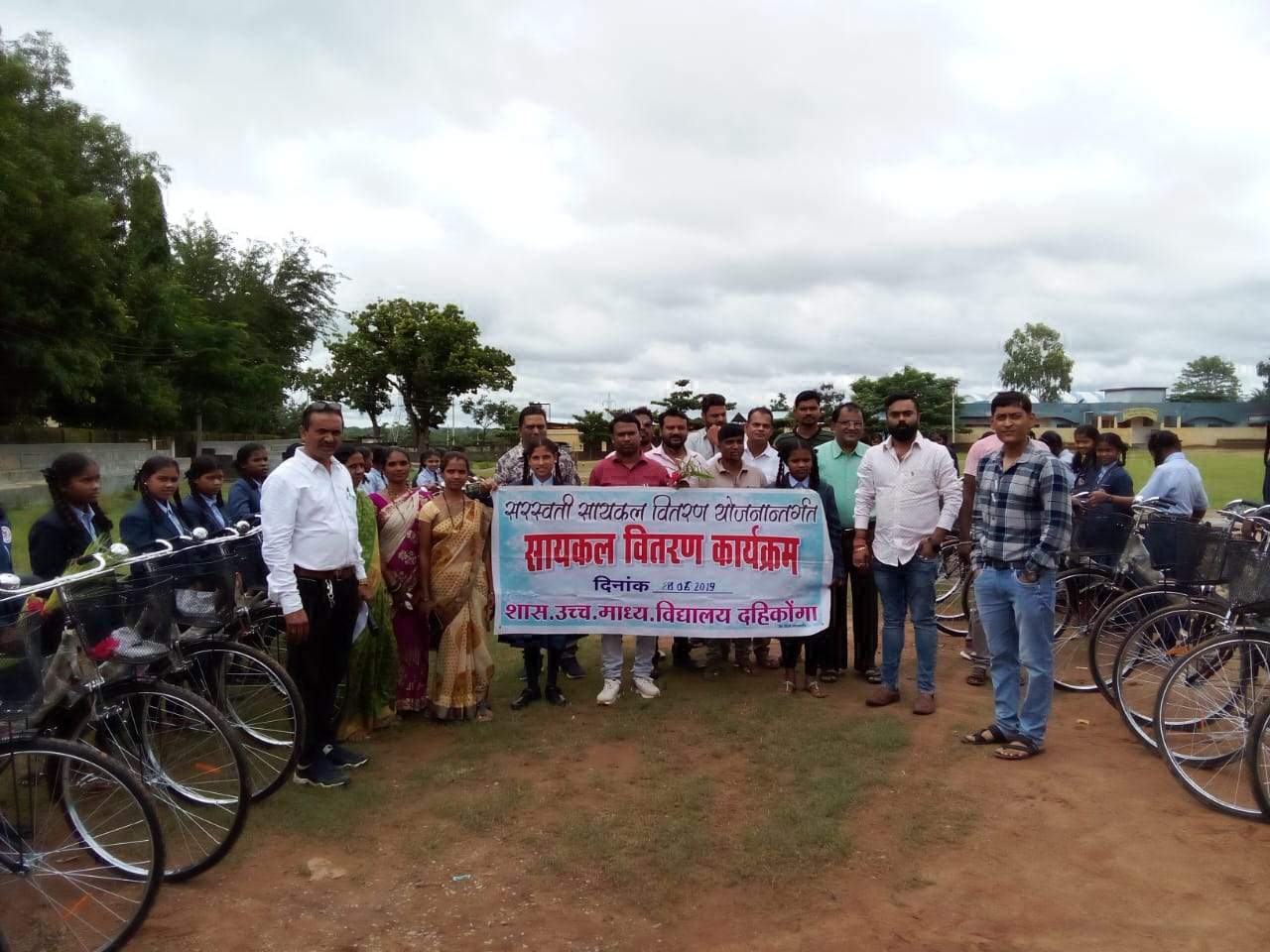 स्वामी आत्मानंद विद्यालय दहिकोंगा में छात्राओं को मिली साइकिल
