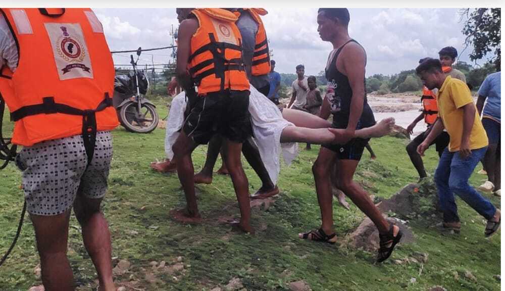 सेल्फी लेते नदी में पांव फिसला, 24 घण्टे बाद छात्र की लाश बरामद