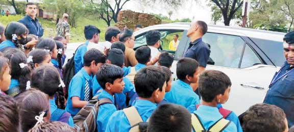 स्कूली बच्चों ने मंत्री का काफिला रोका, कहा-हमारी मांगें पूरी करो