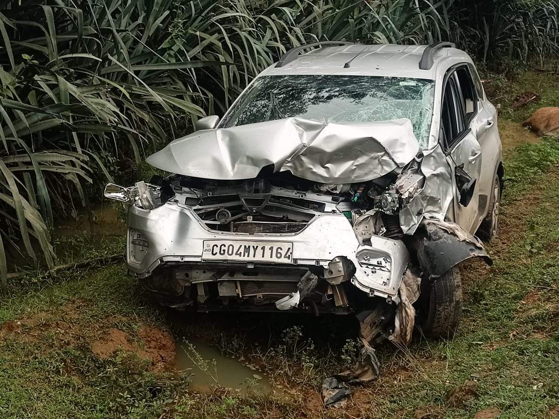तेज रफ्तार कार की चपेट में 2 मवेशियों की मौत, 3 ग्रामीण गंभीर