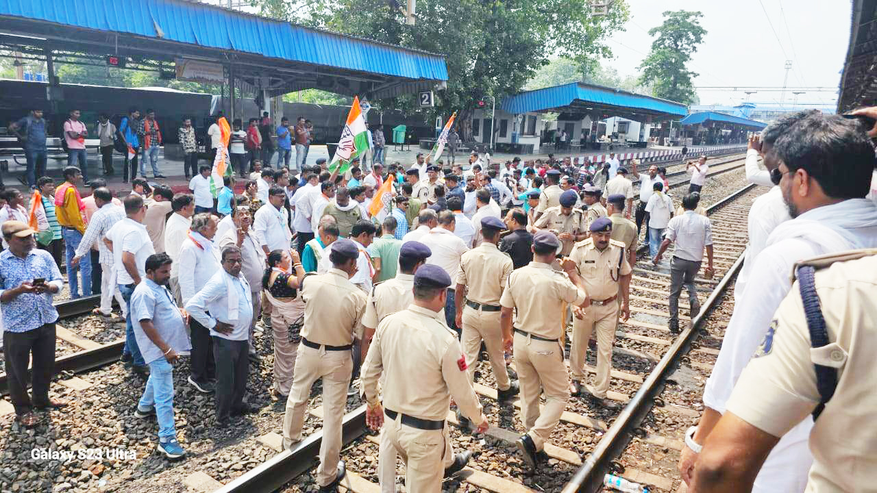 यात्री ट्रेनों को रद्द करने के खिलाफ कांग्रेस ने किया रेल रोको आंदोलन