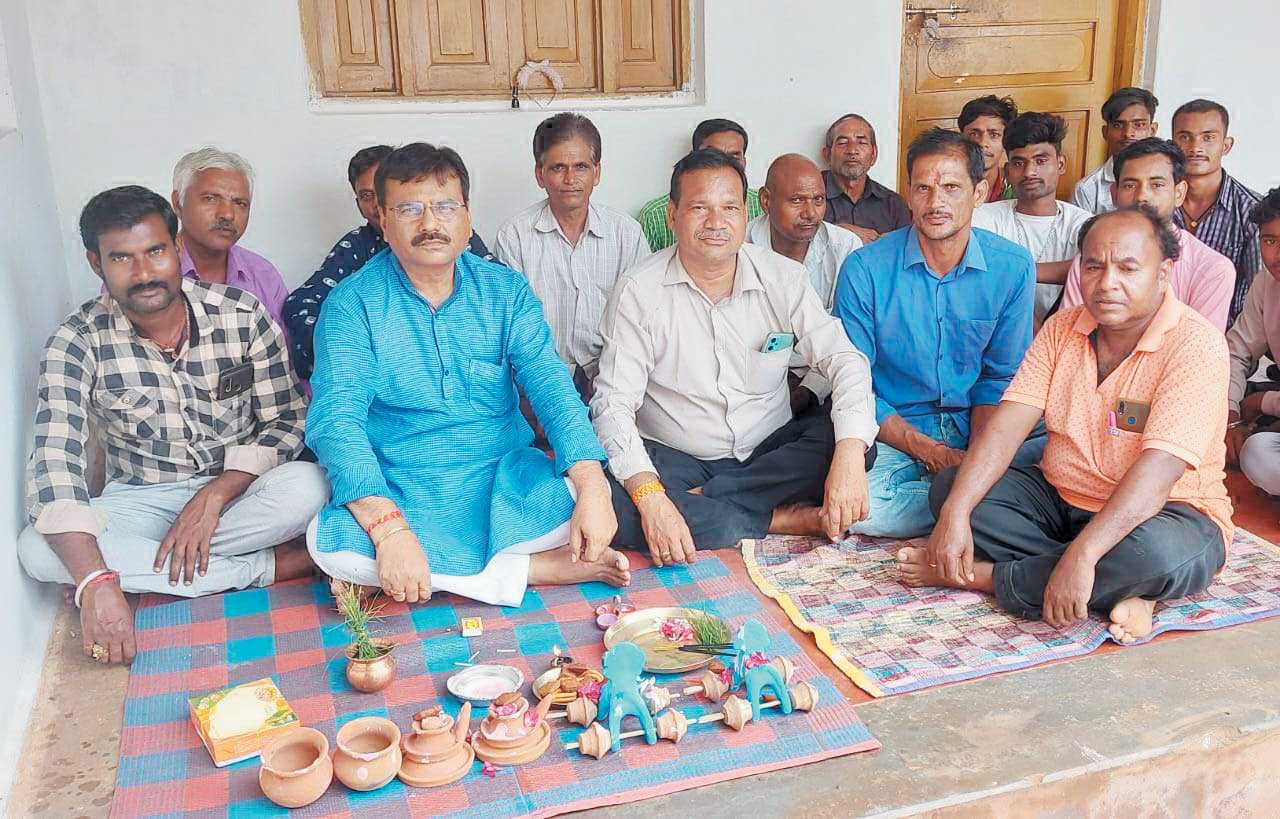पूर्व भाजपा जिलाध्यक्ष ने किसानों के साथ मनाया पोरा तिहार, सुख समृद्धि की कामना