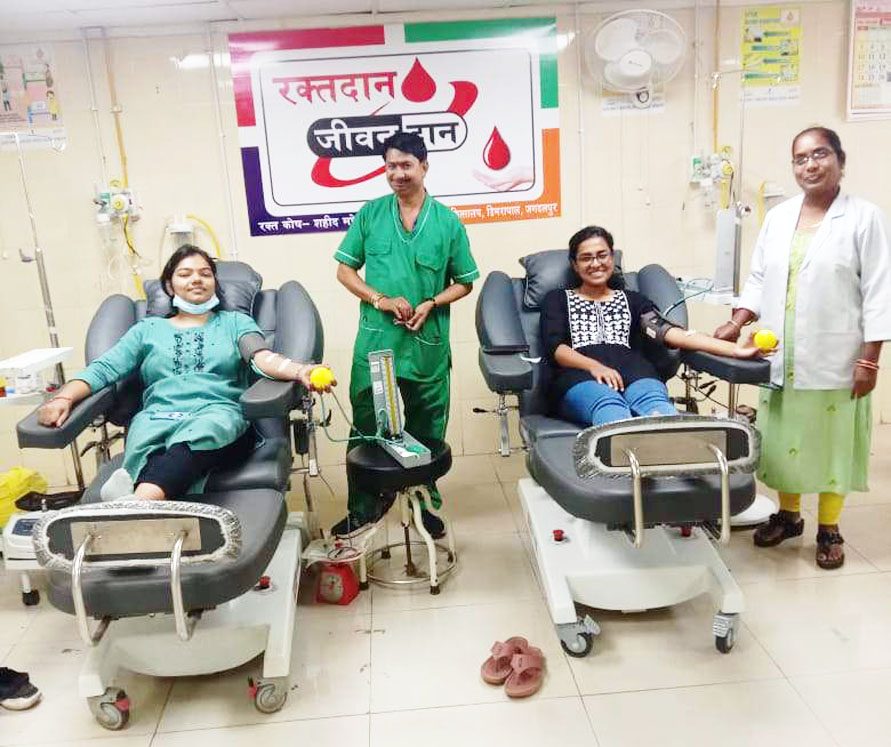 मेडिकल कॉलेज के छात्र-छात्राओं ने किया रक्तदान