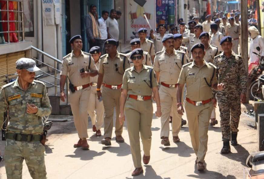 पुलिस ने फ्लैग मार्च निकालकर लोगों को आश्वस्त किया, निर्भिकता से करें मतदान  