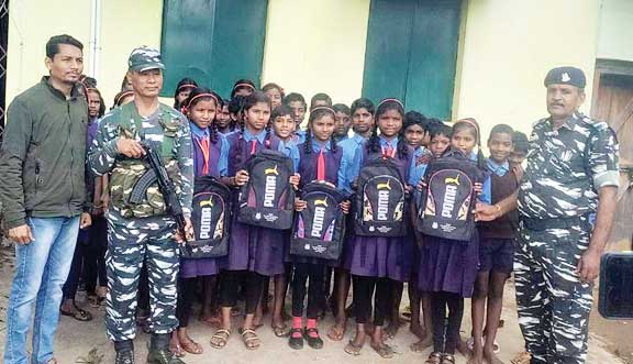 विश्रामपुरी में सिविक एक्शन प्रोग्राम, बच्चों को स्कूल बैग वितरित