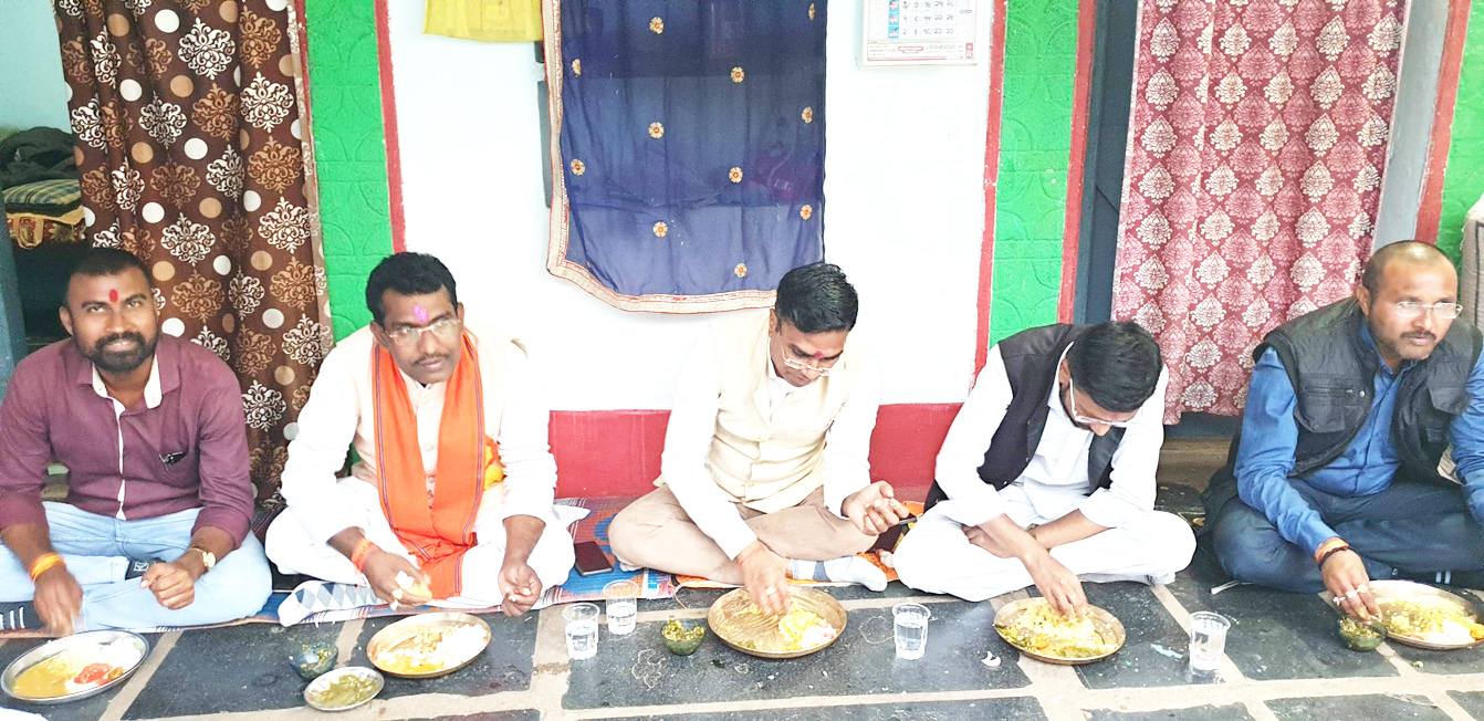 क्षेत्रीय प्रवास के दौरान विधायक रोहित  ने देसी भोजन का लिया आनंद