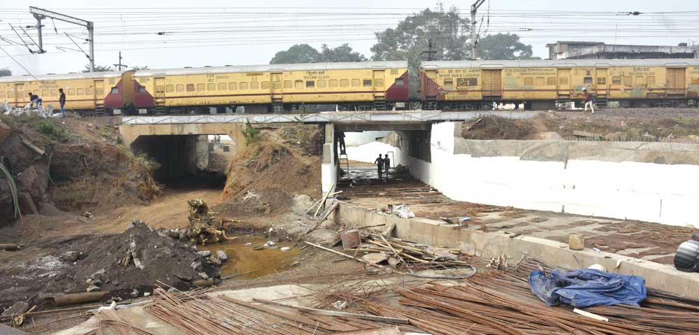  अटलपथ का अंडर ब्रिज पूरा होने में 15 दिन और स्टेशन पार के हजारों परेशान
