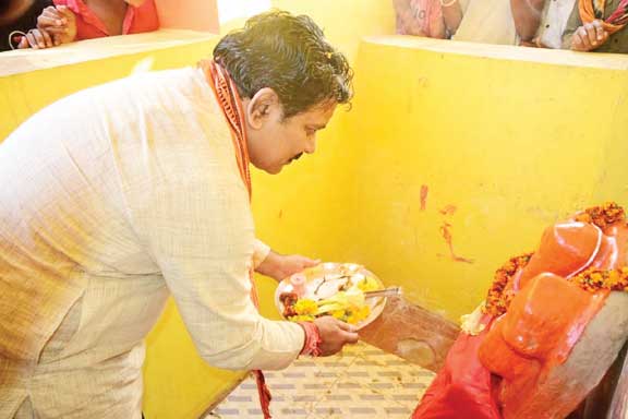 उपमुख्यमंत्री ने शिव, हनुमान मंदिर में पूजा-अर्चना