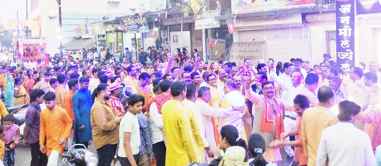 शोभायात्रा निकाल रामलला के प्राण प्रतिष्ठा की खुशी मनाई 