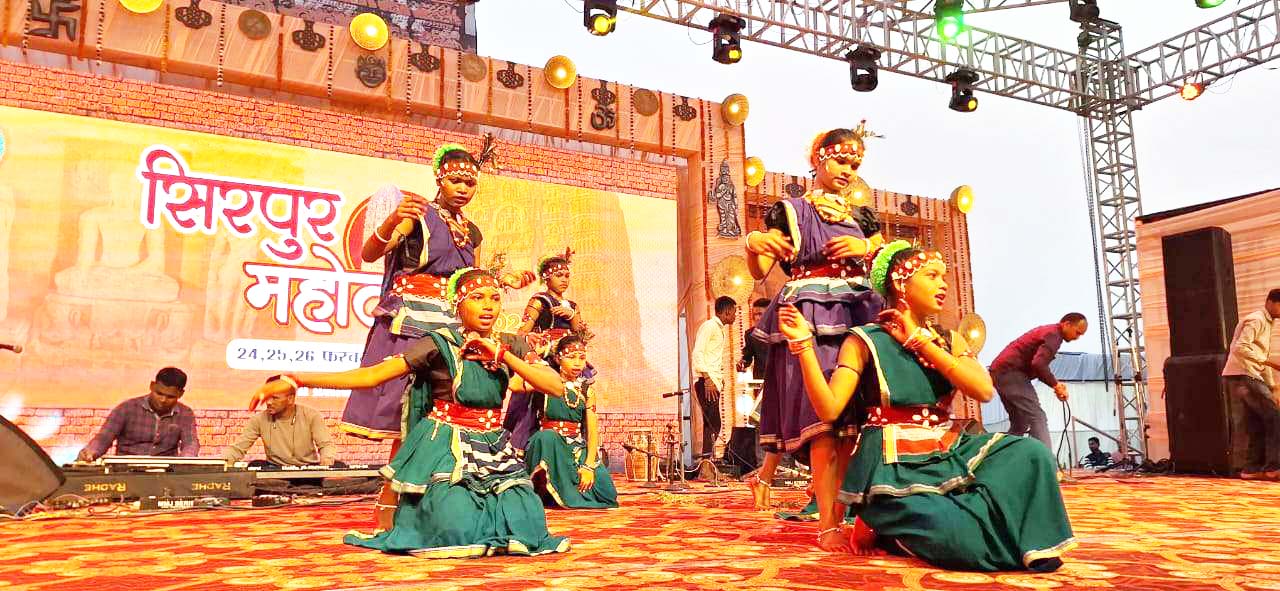 सिरपुर महोत्सव का आज अंतिम दिन: चौबीसों घंटे रौनक, कोना-कोना दमक रहा, नदी के किनारे झूले, मिठाईयां, खिलौनों की दुकानें