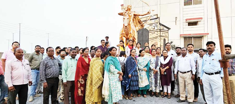  कन्या महाविद्यालय में वीरांगना प्रमिला देवी नाग की प्रतिमा का लता उसेंडी ने किया अनावरण