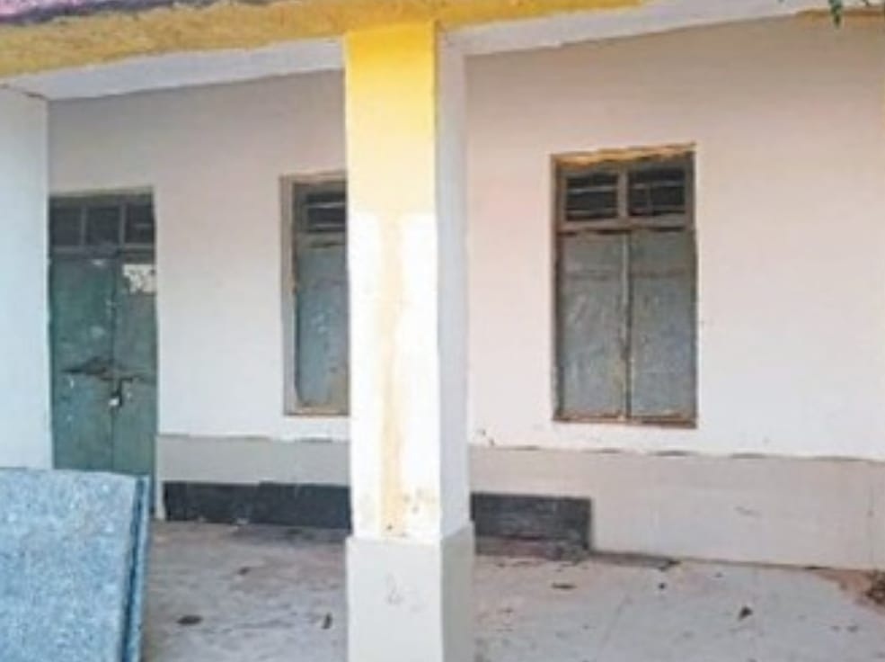 स्कूल के नाम पर तोड़ा भवन, 4 महीने  से आंबा में पढ़ रहे बच्चे 