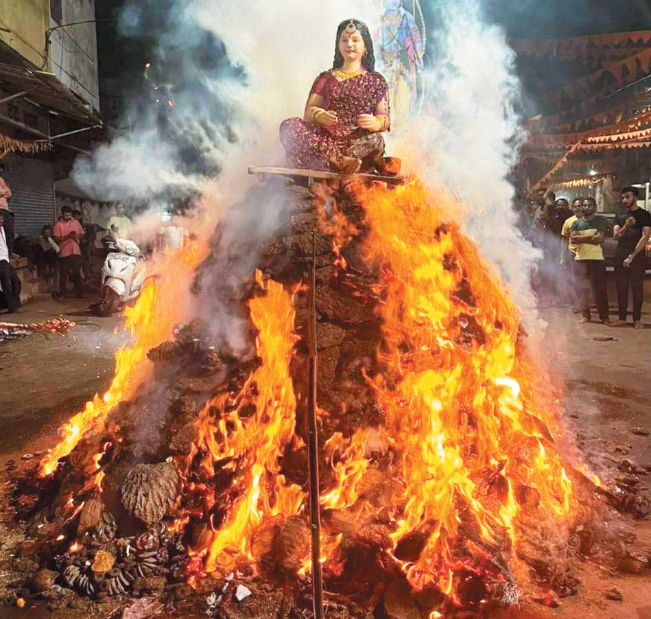 दुर्ग के सत्ती चौरा पर गोबर के कंडों से बनी 7 फीट की होलिका जली