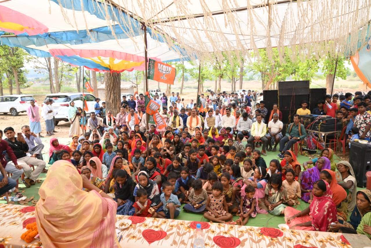 विधायक ने प्रतापपुर के कई गांवों में लोगों से मुलाकात कर जानी समस्याएं, निराकरण के दिए निर्देश