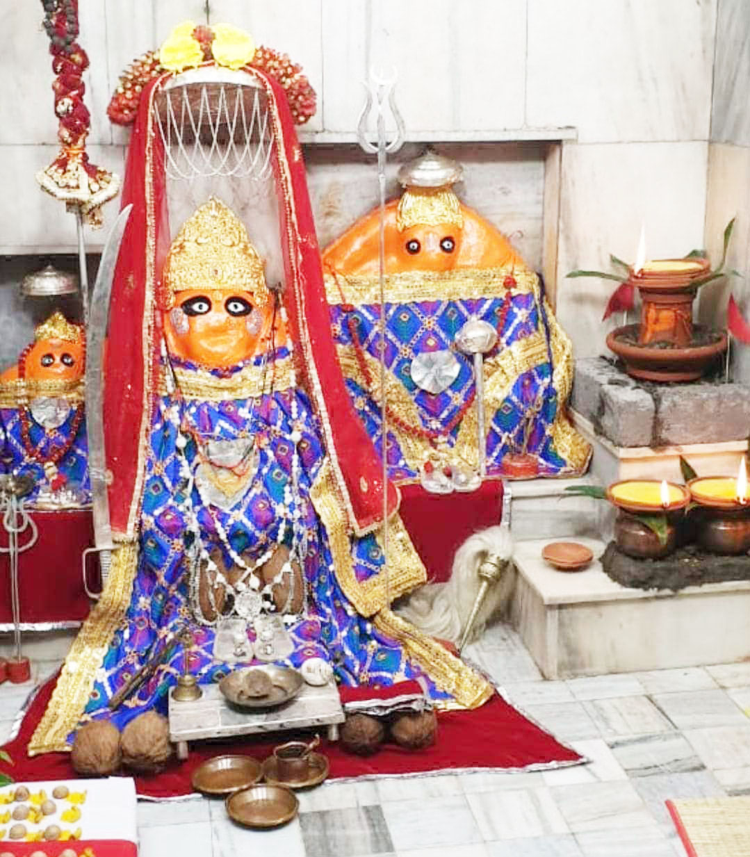 पंचमी पर मंदिरों में श्रद्धालुओं ने माता को अर्पित किए श्रृंगार के सामान