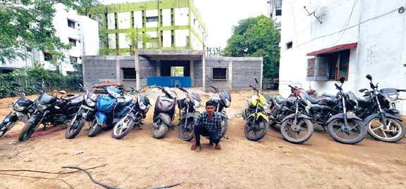 रायपुर-महासमुंद 13 बाइक चुराने वाला गिरफ्तार