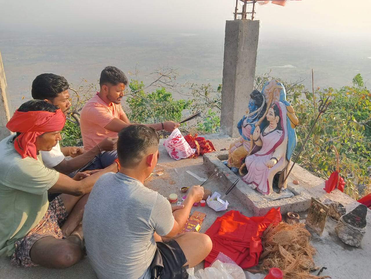 रामचौरा पहाड़ी पर पूजा-अर्चना और ध्वजारोहण