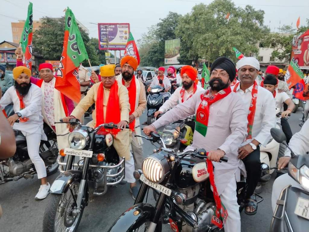 जमशेदपुर में बाइक रैली निकालकर प्रचार कर रहे भाजपा नेता