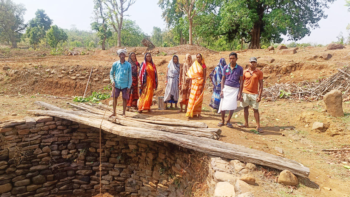 हैंडपंप खराब, ढोढ़ी का पानी पीने मजबूर ग्रामीण