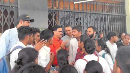 रविवि में बीएएलएलबी का गलत पेपर बंटा, छात्रों का प्रदर्शन