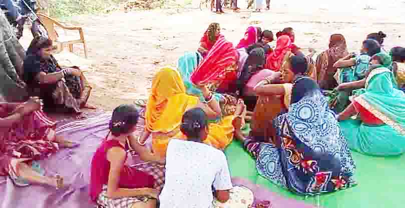   महावीर एनर्जी के खिलाफ ग्रामीण धरने पर