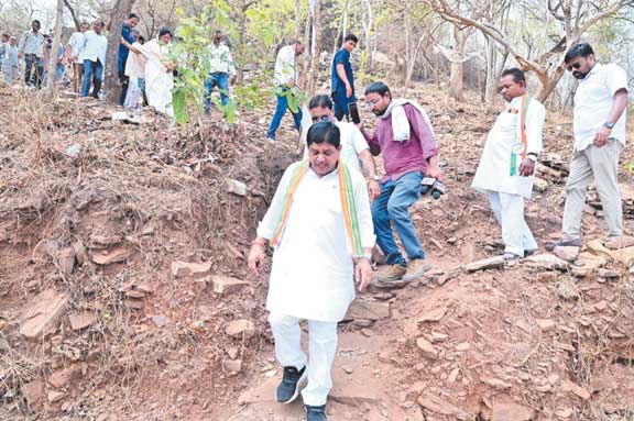 डहरिया पहुंचे गिरौदपुरी धाम, जैतखंभ का अवलोकन, लोगों से चर्चा