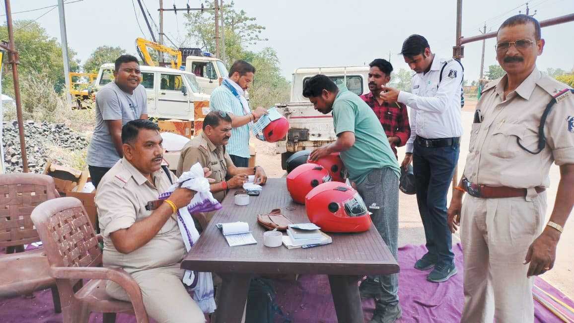 यातायात पुलिस बिना हेलमेट वाहन चालकों का काट रही चालान  