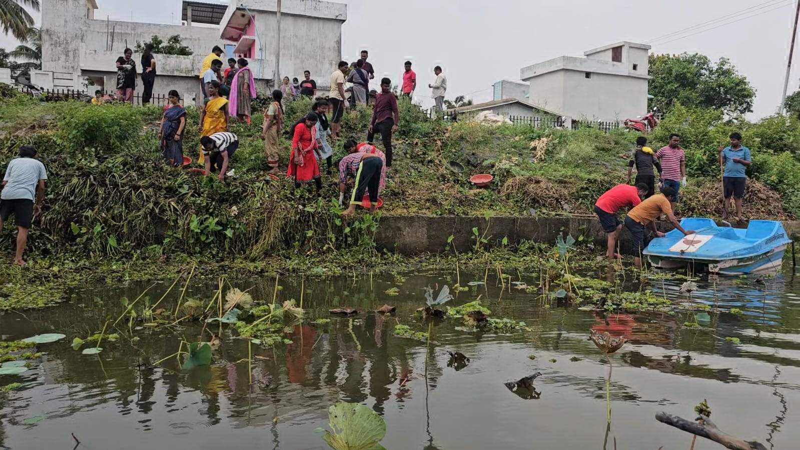 बंधा तालाब की सफाई में अफसरों -कर्मियों ने किया श्रमदान