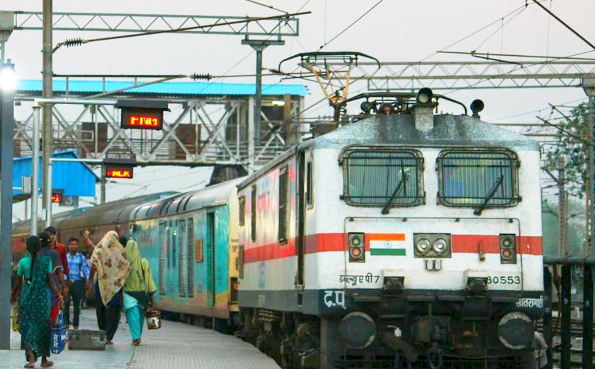 सुबह महासमुंद से रायपुर जाने एक-एक घंटे  के अंतराल में तीन ट्रेनें,  फिर दिन भर खाली