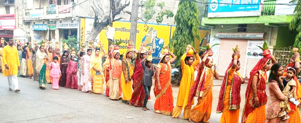 कलश यात्रा के साथ श्रीमद्भागवत कथा शुरू