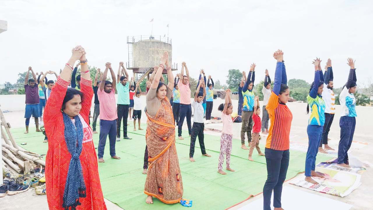 शांतिवन प्रखर वेलफेयर फाउंडेशन सोसाइटी ने किया योग