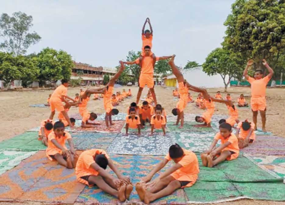 कोसरंगी के आर्ष ज्योति गुरुकुल के हर छात्र आसानी से करते हैं टिट्टिभासन योग