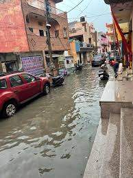 झमाझम बारिश, सडक़ पर बहते  नालियों का पानी घरों में