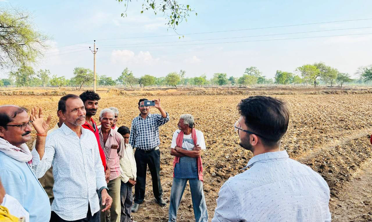 किसानी कार्य का जायजा लेने कलेक्टर पहुंचे खेत