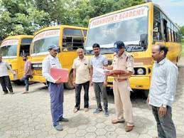 स्कूली बसों की जांच