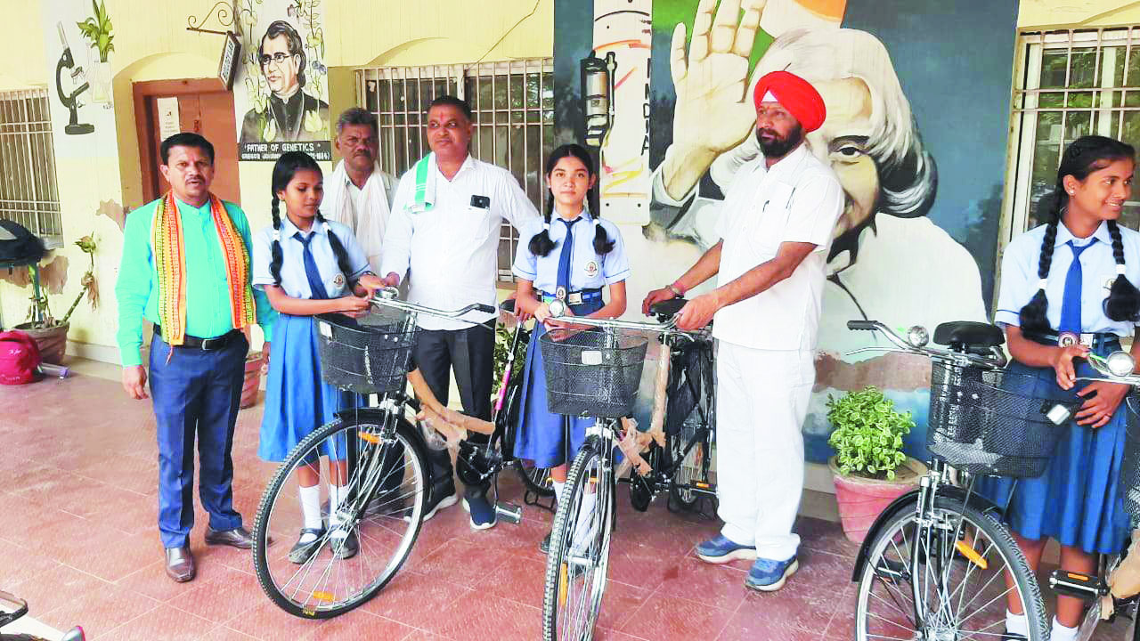 प्रवेशोत्सव में बच्चों को साइकिल वितरित