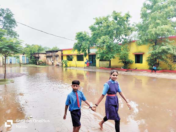 स्कूल मैदान में बरसाती पानी जाम, बच्चे परेशान