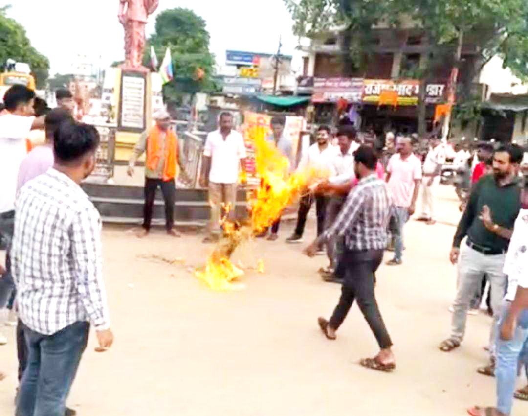 राहुल के विवादित बयान पर भाजयुमो ने पुतला फूंका