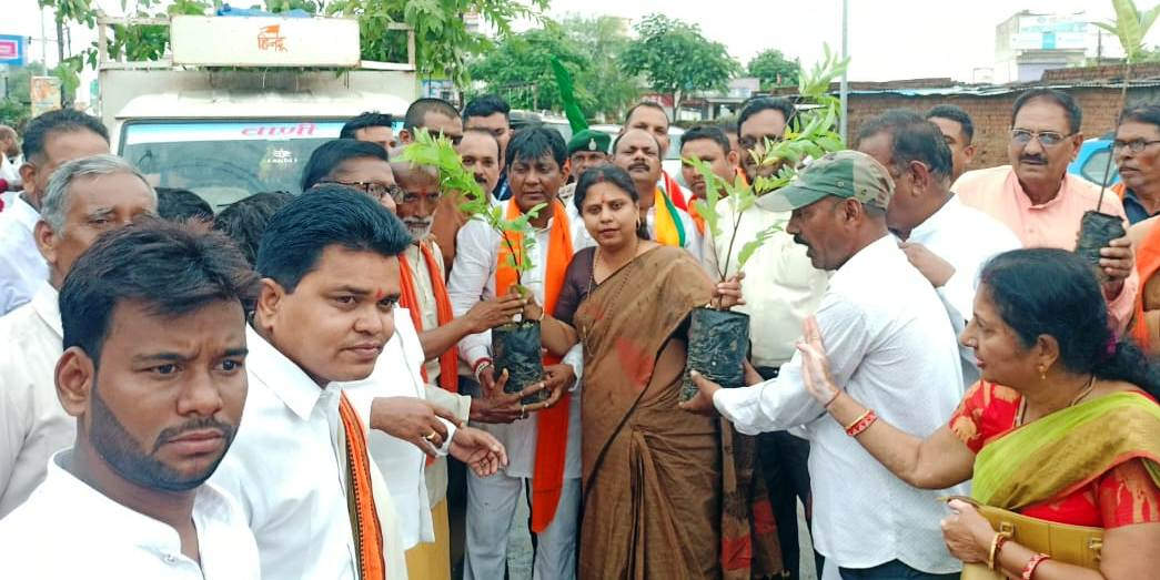 एक पेड़ मां के नाम:  सांसद-विधायक ने किया पौधा वितरण