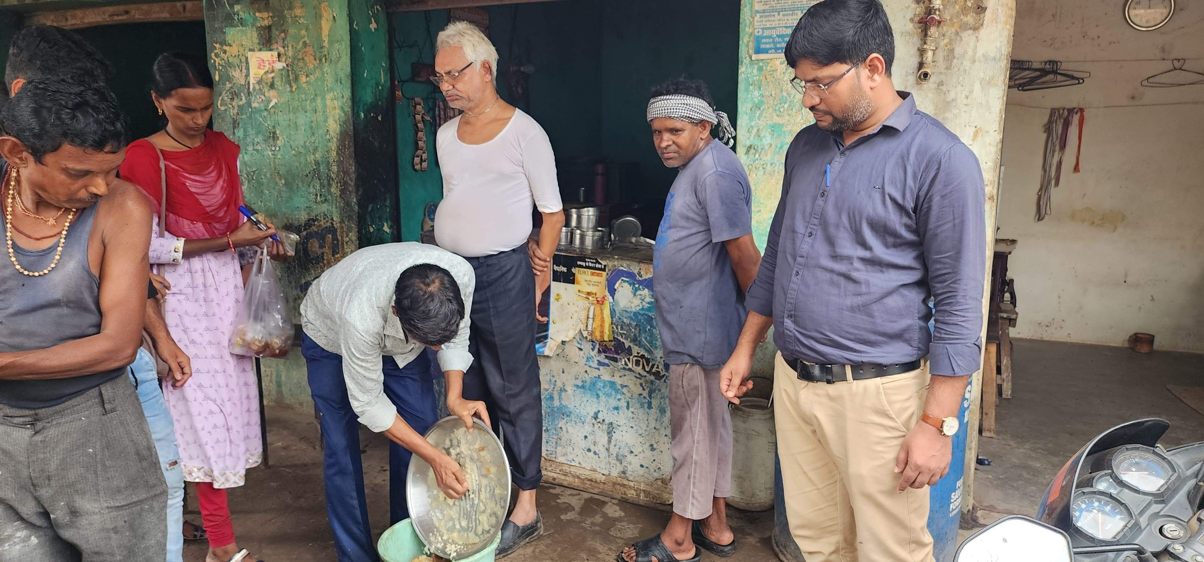 दुकानों-होटलों की जांच अमानक खाद्य सामान नष्ट कराई,  8 दुकानों को नोटिस