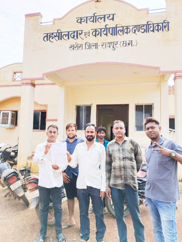 राखड़ भरी हैवी गाड़ी को मुरा रोड से बंद करवाने तहसीलदार को ज्ञापन