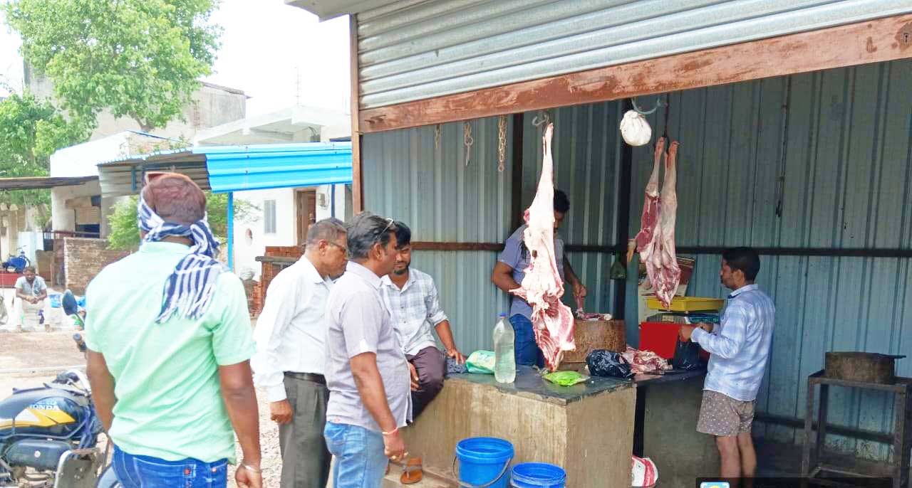 अवैध रूप से संचालित मांस दुकान बंद कराया