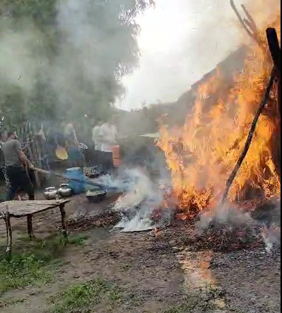 ग्रामीण के घर में लगी आग, सीआरपीएफ के जवानों ने बुझाई 