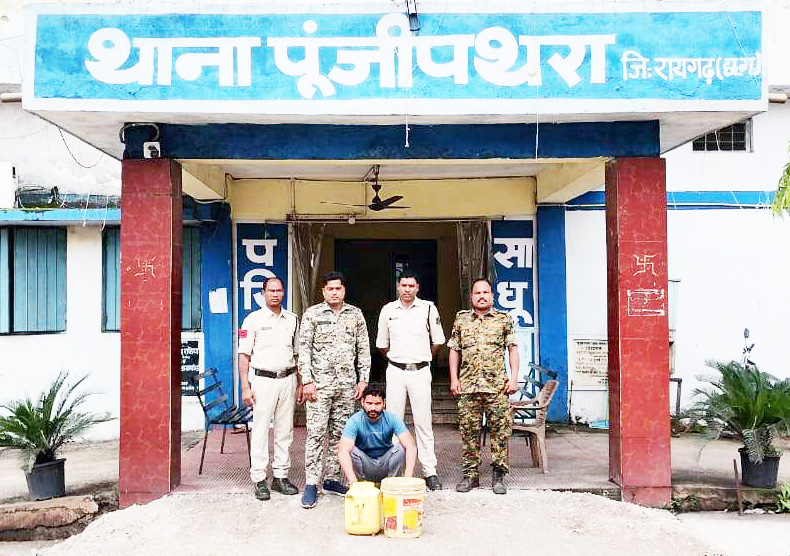 घर पर महुआ शराब बेच  रहा युवक गिरफ्तार
