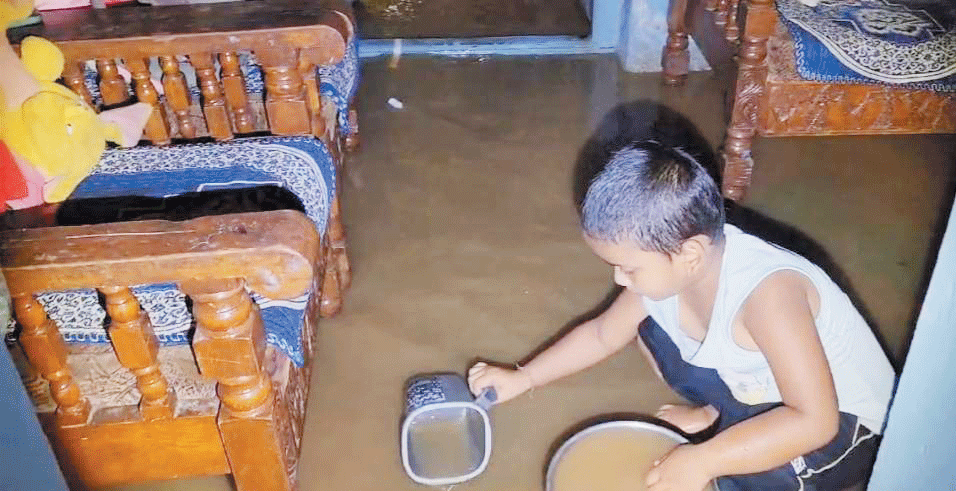 घरों में घुसा बारिश का पानी, प्रभावितों ने पालिका को ठहराया जिम्मेदार