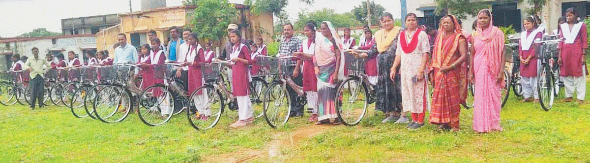 साइकिल पाकर खिले छात्राओं के चेहरे