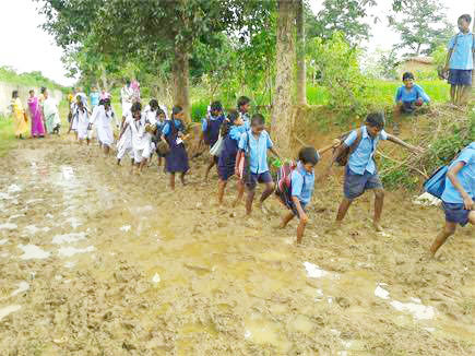बिना चप्पल,कीचड़ से सराबोर स्कूल पहुंच रहे बहेरापाली के बच्चे, शिक्षक की कमी भी 